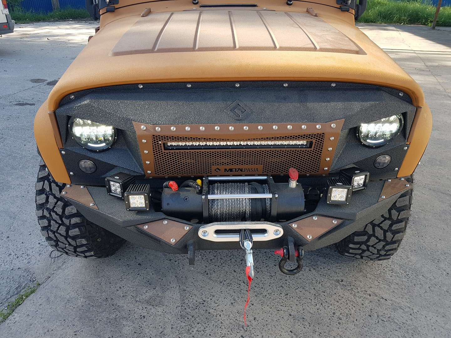 Front view of a 4x4 vehicle with Warrior polyurethane protection coating
